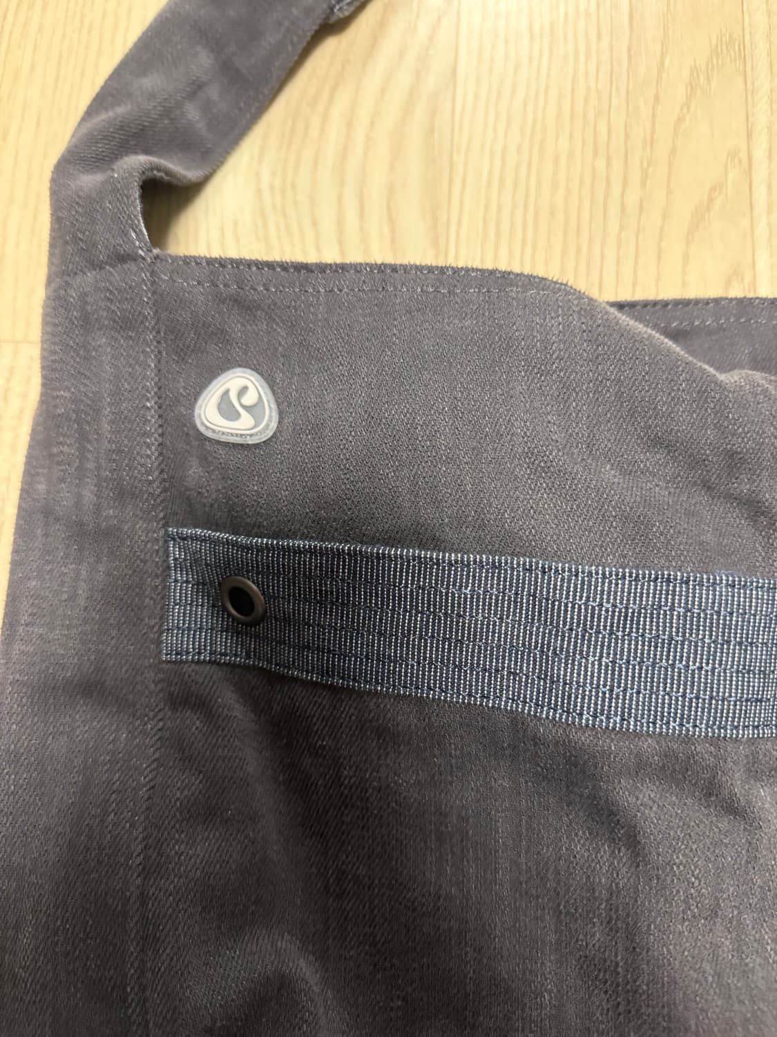 코이세이오 스트라이프 크로스백 차콜  상품이미지4