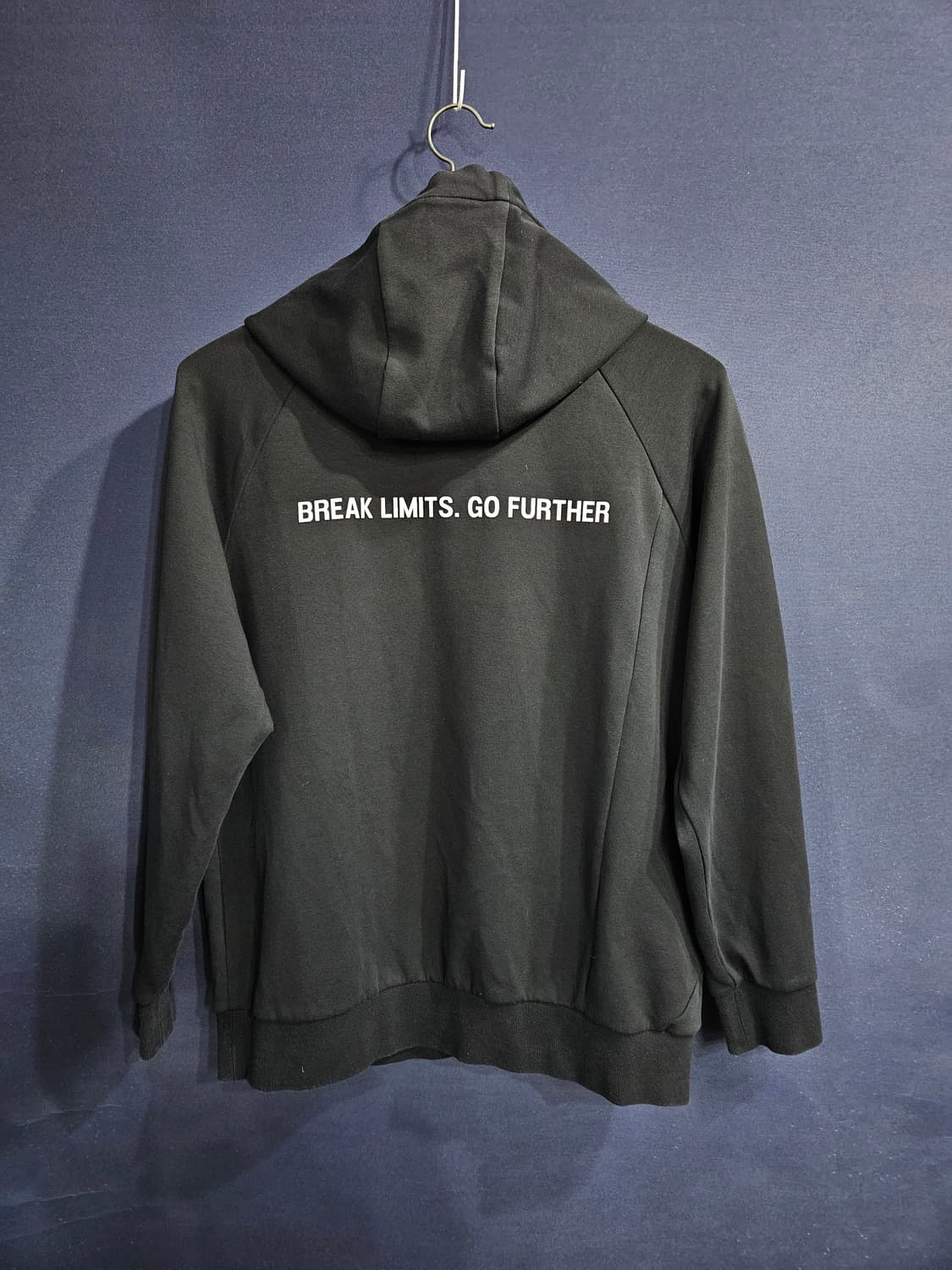 데상트 자수 블랙 남성 105~110 포켓 후드티  상품이미지2