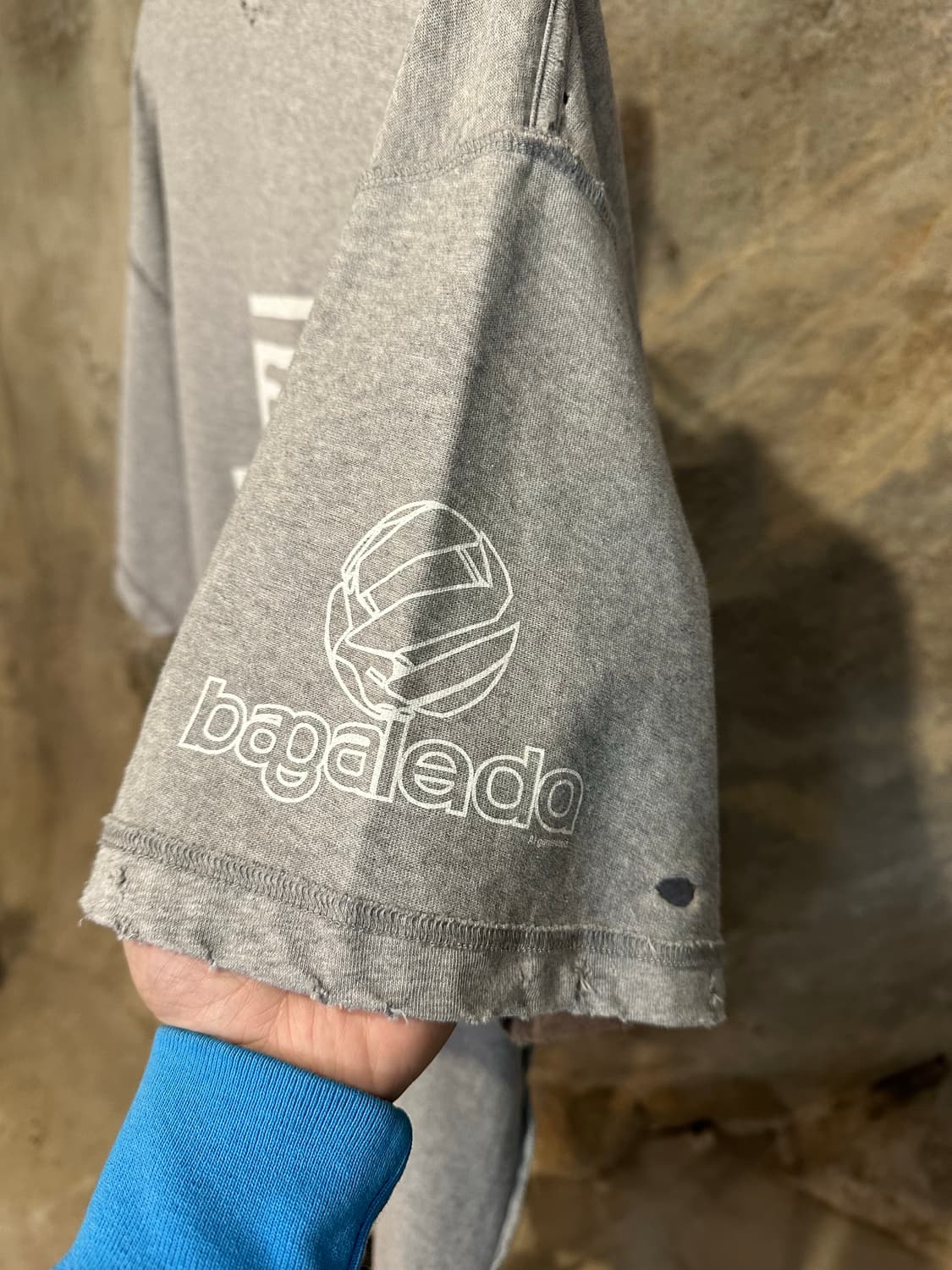 발렌시아가 AI 제너레이티드 미디움핏 반팔 상품이미지3