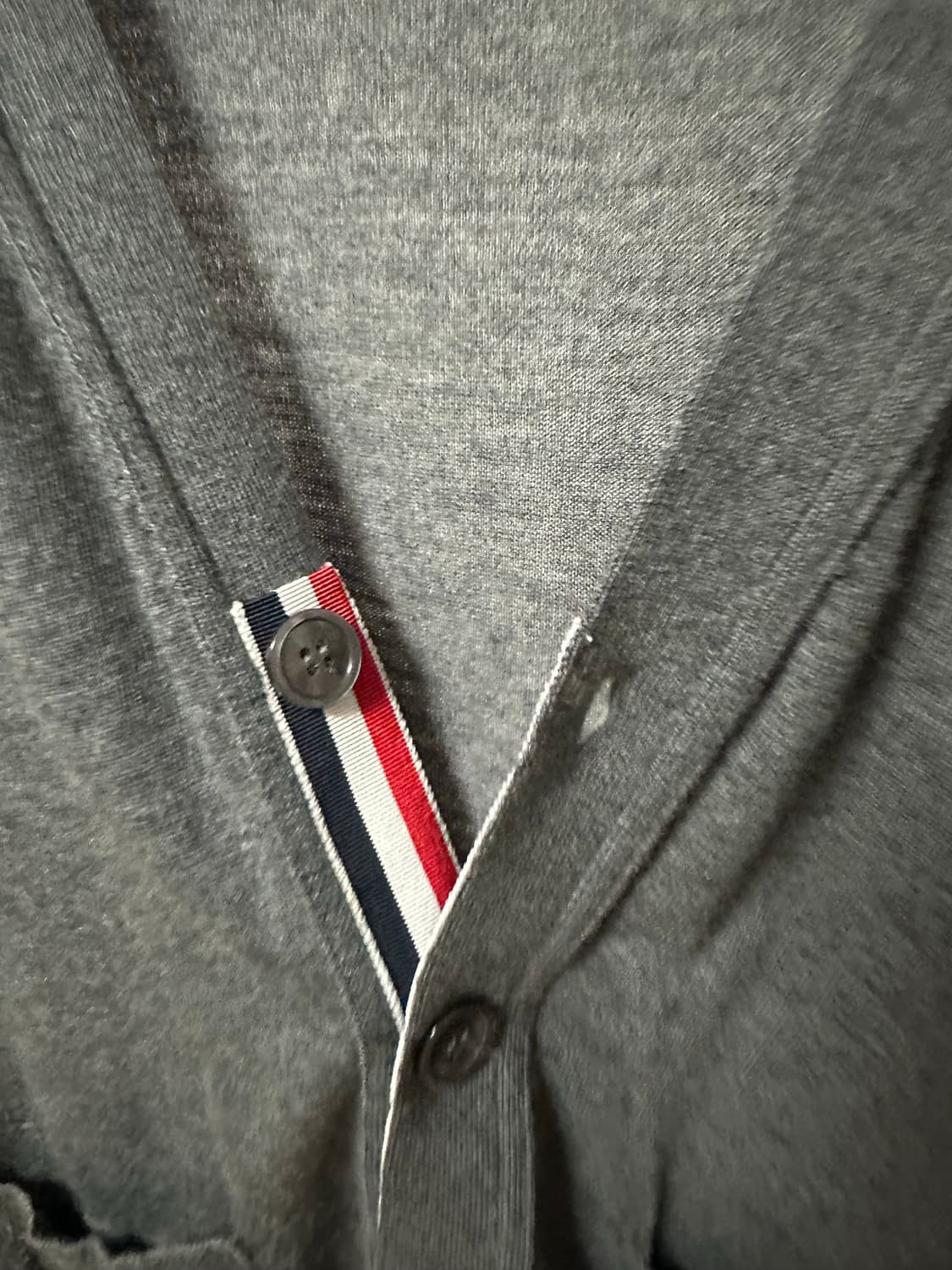 톰브라운 4선완장 울 가디건 그레이 (0) 상품이미지4