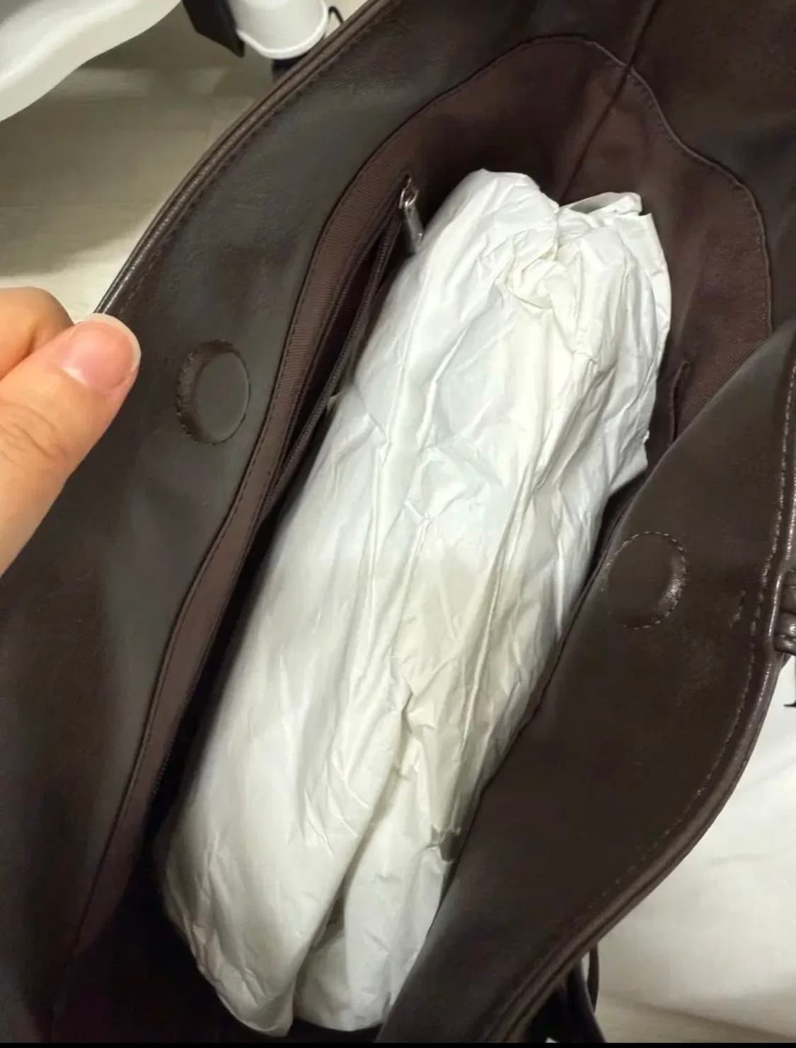 레이브 가방 크로스백 Liv Medium in Brown 상품이미지4