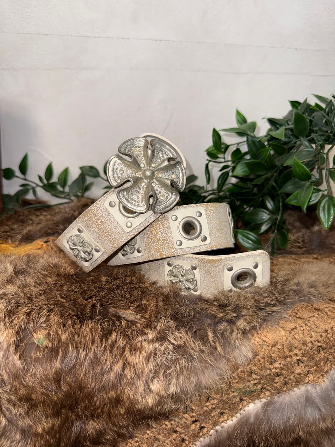 Ivory cubic flower punching buckle belt 상품이미지1