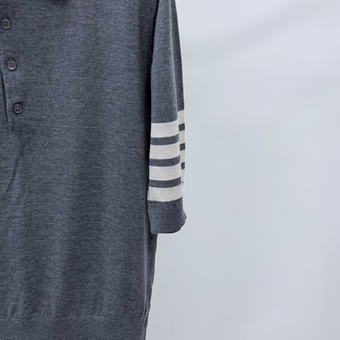 [S+급/3] 톰브라운 사선완장 메리노 울 반팔 카라티 그레이 상품이미지2