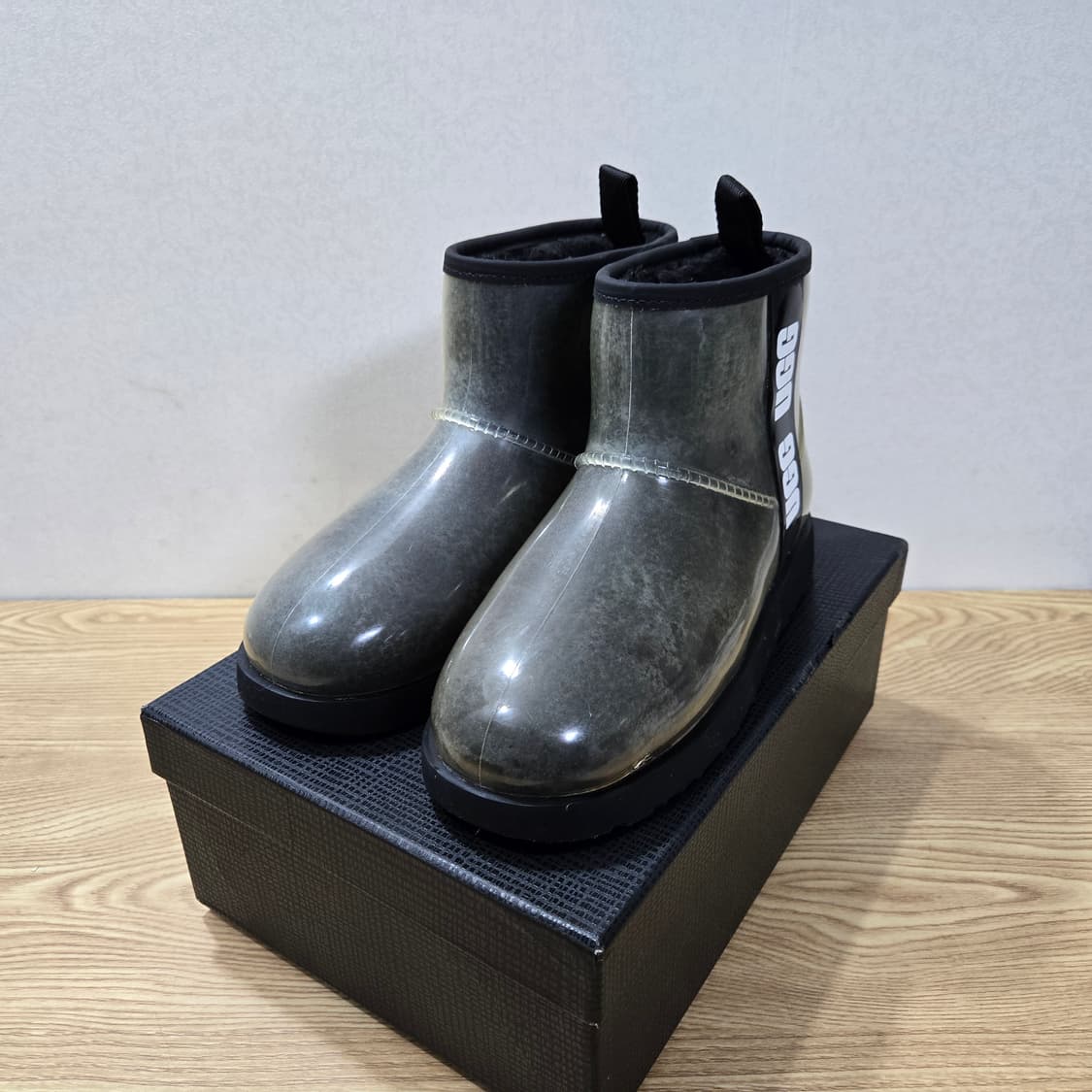 260 UGG 미국어그 클리어 미니 블랙 방수어그 상품이미지1
