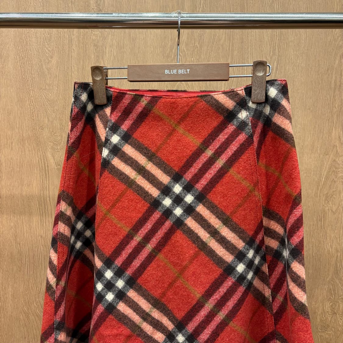 버버리 울 미디 스커트 체크 패턴 박스 플리츠 디테일 A라인 레드 상품이미지4