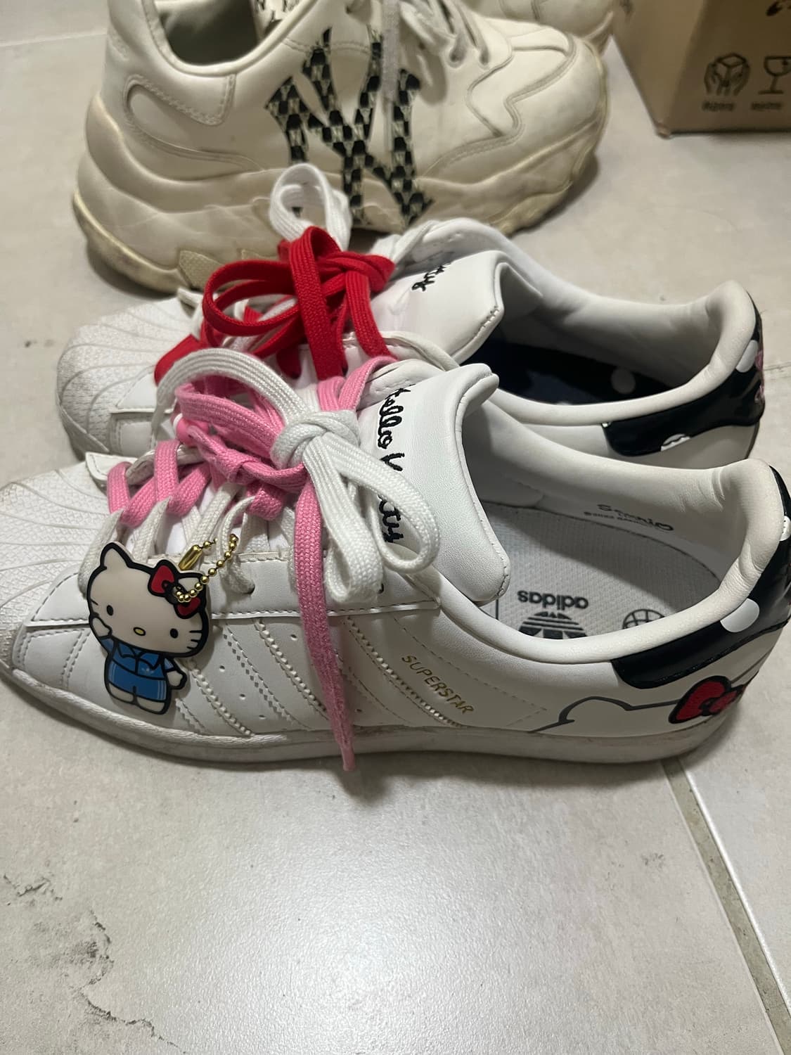 아디다스 슈퍼스타 헬로키티 콜라보 245 상품이미지2