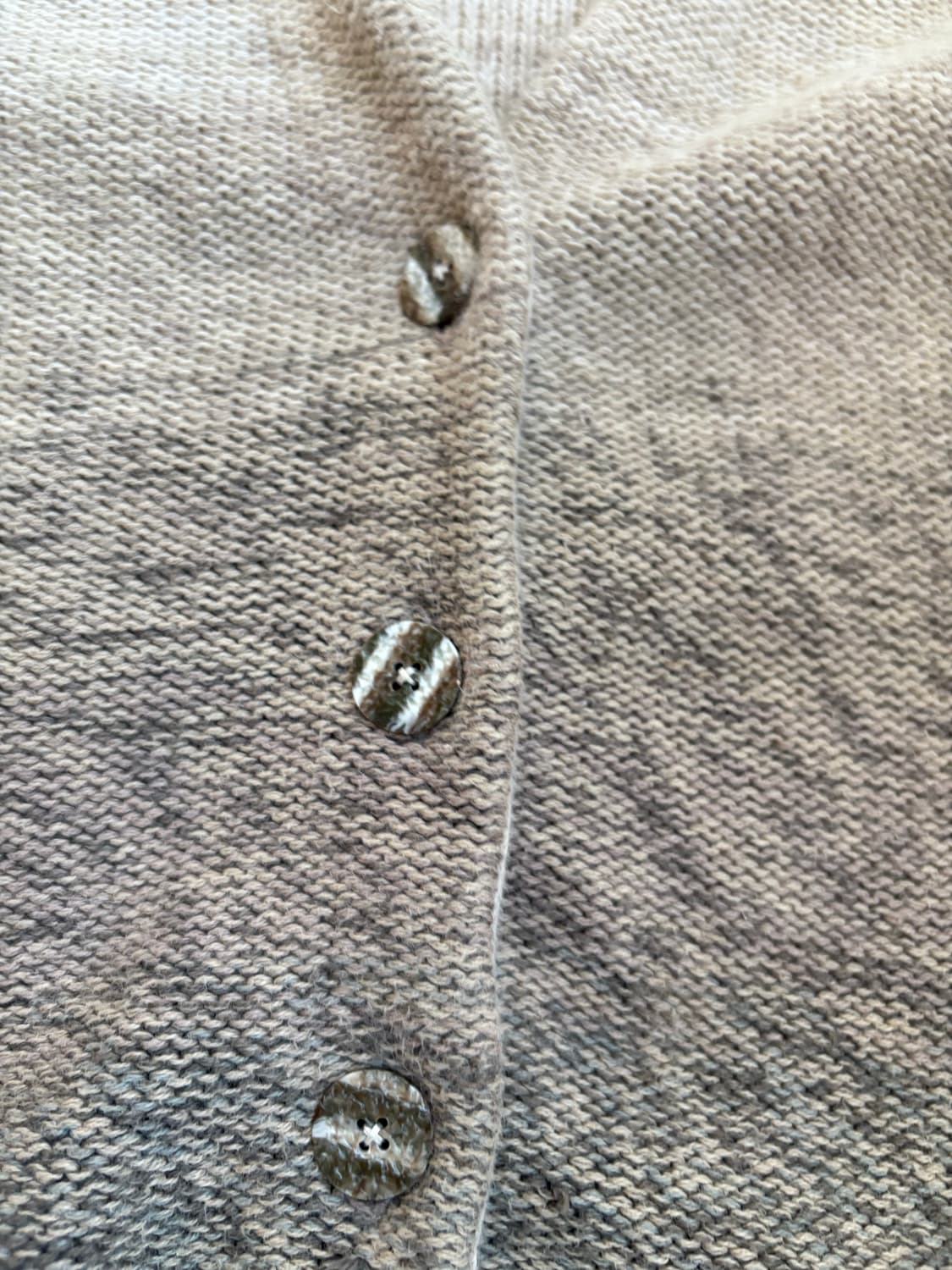 단추 디테일 그라데이션 가디건 상품이미지4