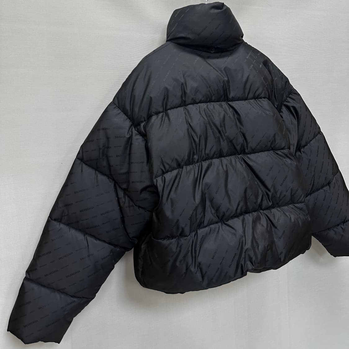 발렌시아가 올오버 BB 로고 패딩 재킷 (여성 크롭 오버핏)  상품이미지5