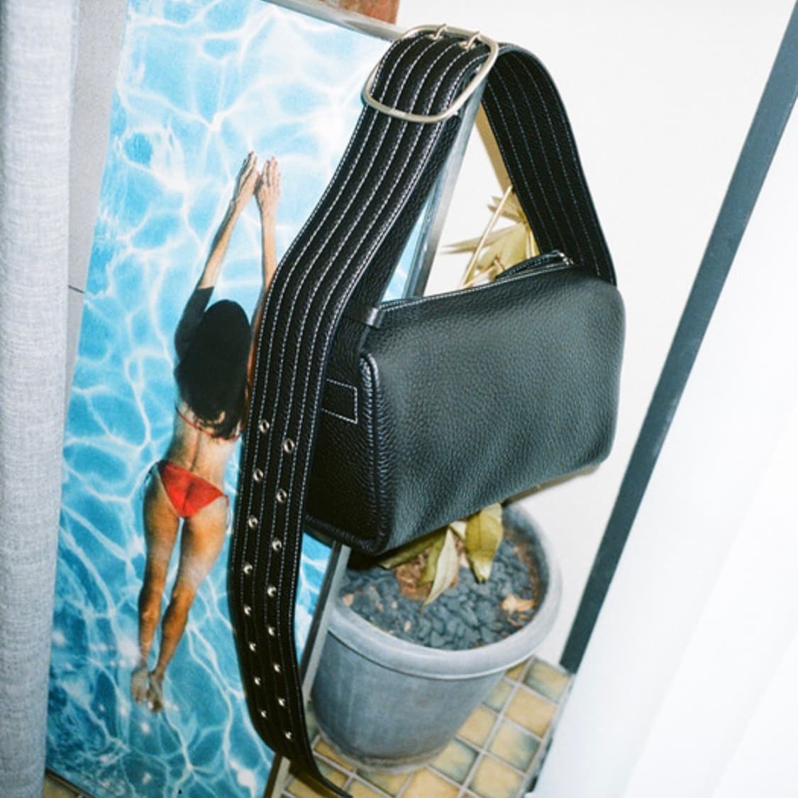 쥬바인 버클 숄더백 블랙 상품이미지1