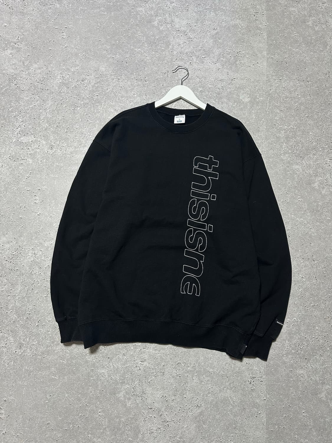 디스이즈네버댓 스펠아웃 블랙 맨투맨 상품이미지1