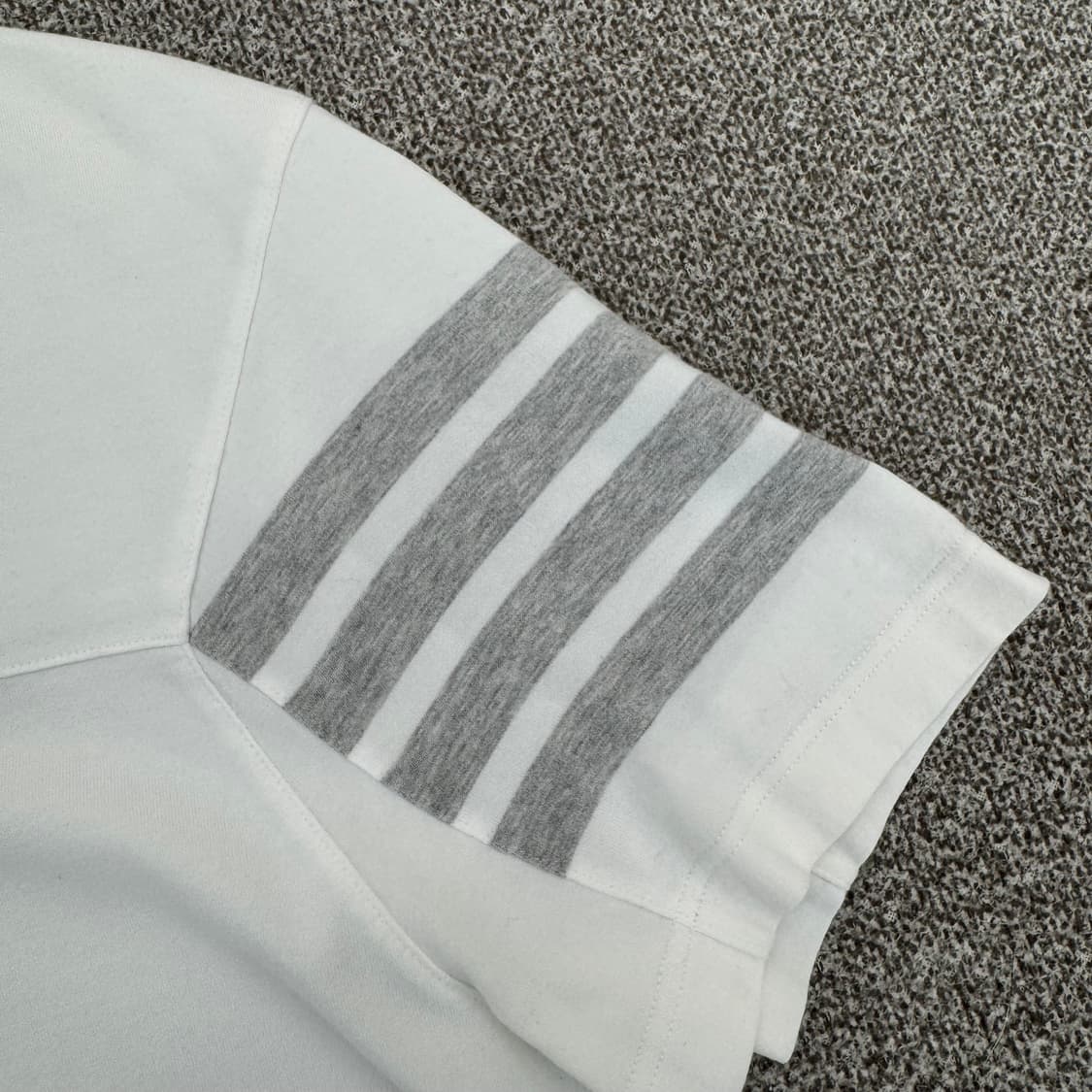 톰브라운 반팔  상품이미지3