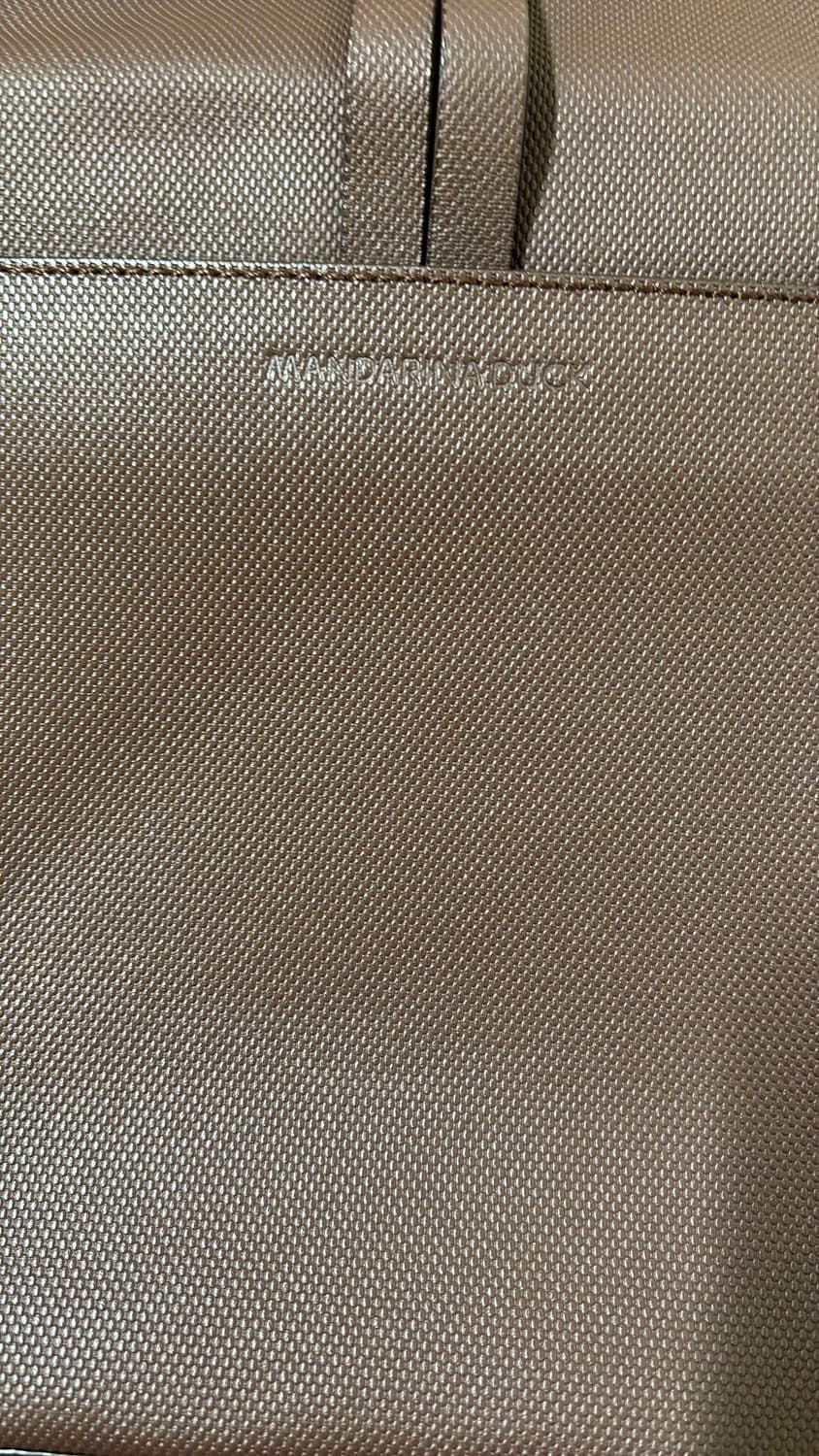 최지우 조이 가방 ) 만다리나덕 브라운 색상 크로스백 상품이미지4