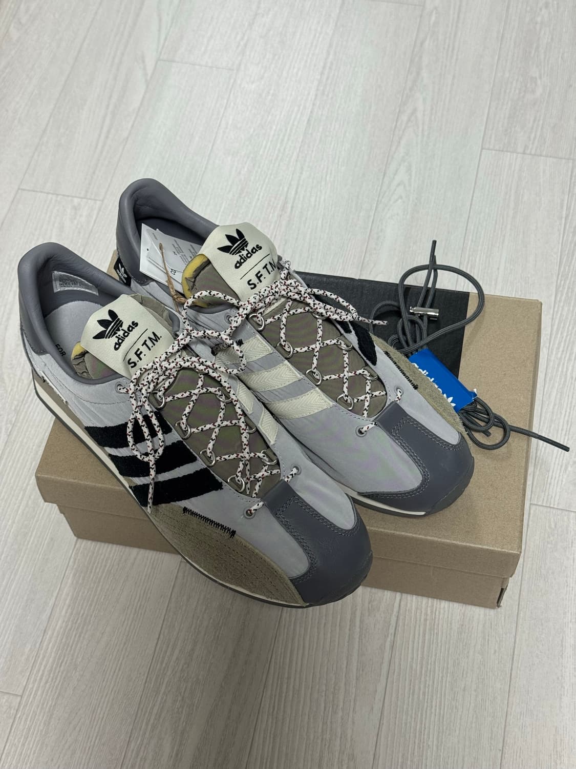 [275 새상품]아디다스 x 송포더뮤트(sftm) 컨트리 OG 그레이 상품이미지1