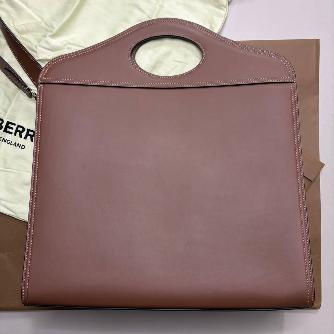 버버리 포켓 토트백 라지 올가죽 (S급) 상품이미지3