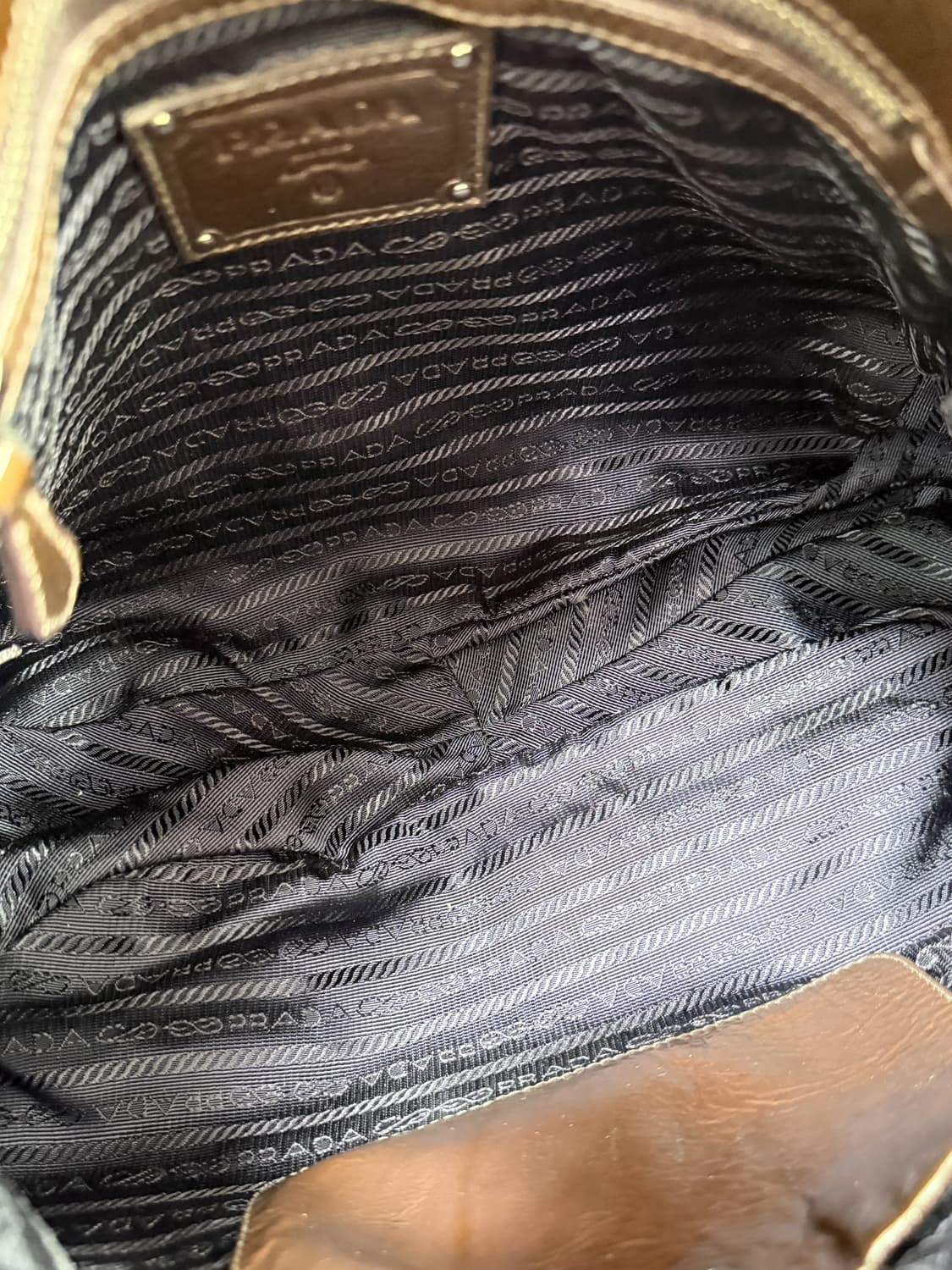 프라다 크링클 페이턴트 레더 호보백 상품이미지7