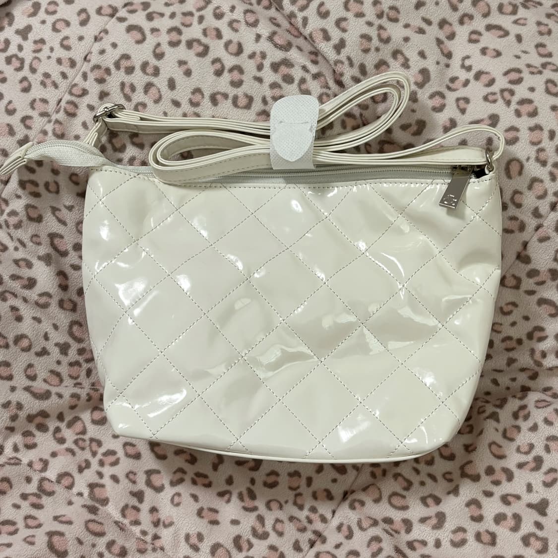 (이체시 에눌) 핑키앤다이안 화이트 에나멜 블랙 로고 포인트 크로스백 상품이미지2