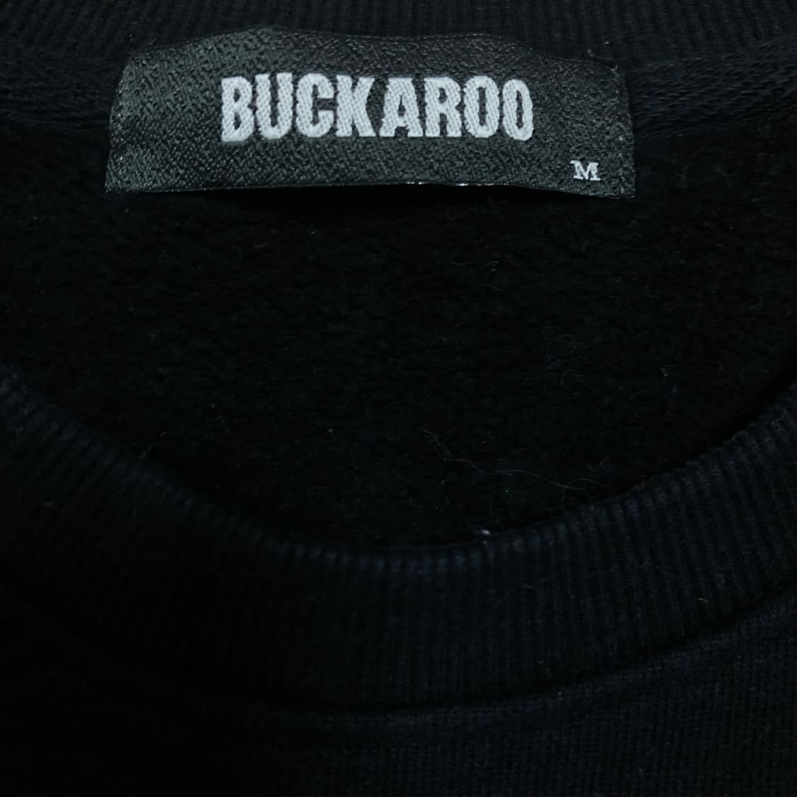 버커루 y2k 스펠아웃 블랙 맨투맨 상품이미지3