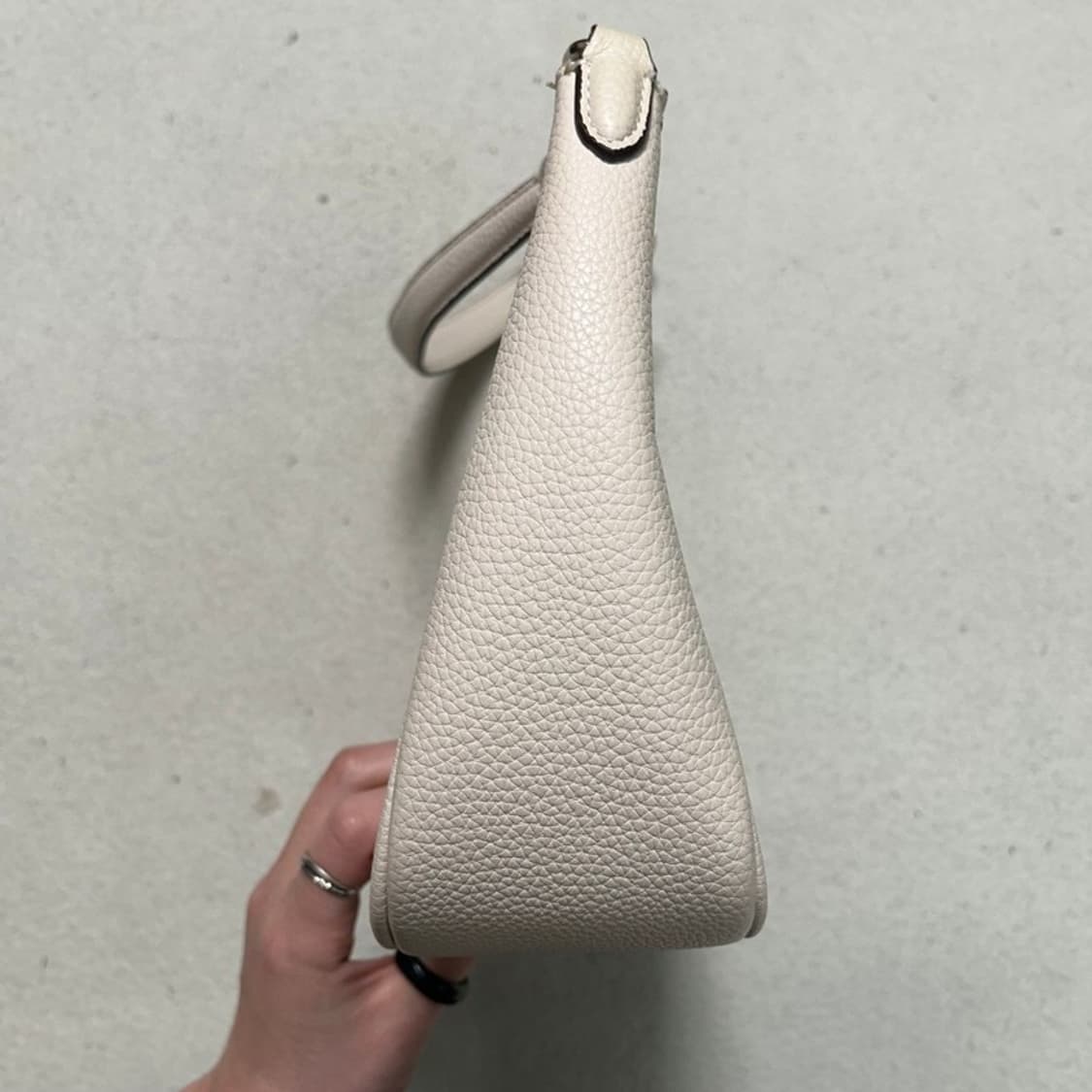 코치 페블레더 테리 호보백 아이보리 상품이미지2