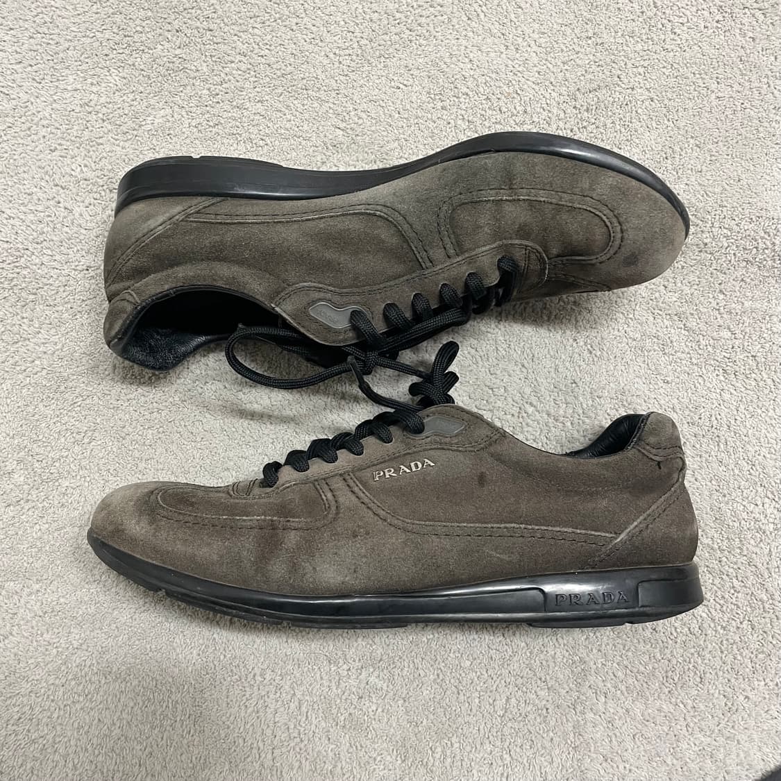 285) 프라다 스포츠 메탈 로고 스웨이드 스니커즈 상품이미지1