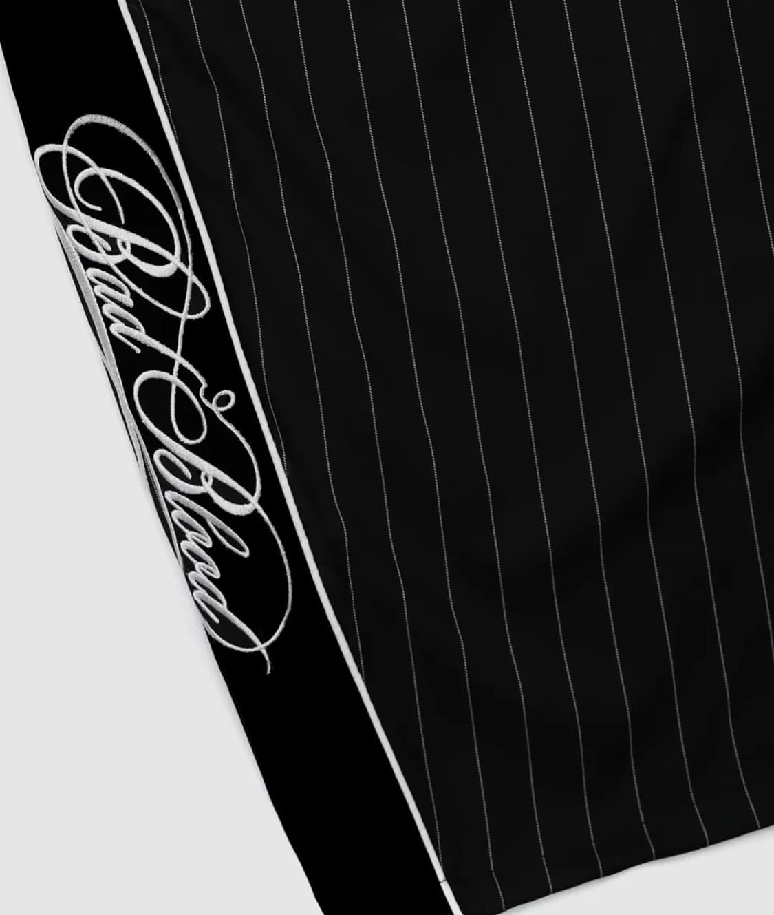 배드블러드 다크 클래식 핀스트라이프 트랙팬츠 - 블랙 상품이미지3