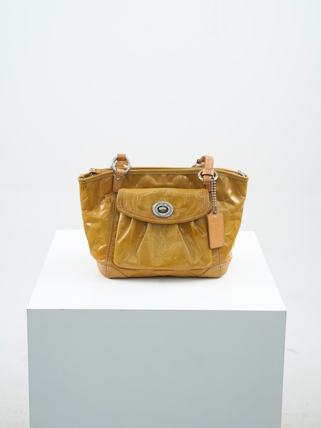 Coach Enamel yellow shoulder bag 상품이미지1