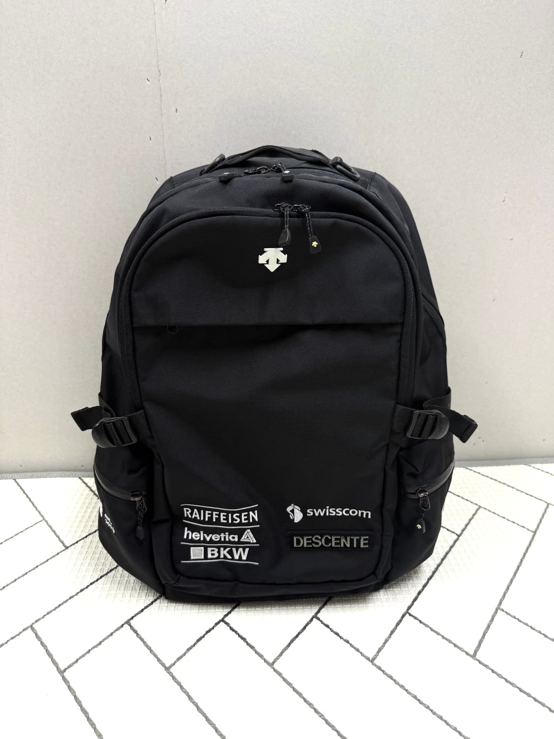 데상트 아우디 스키팀 백팩 블랙 상품이미지1