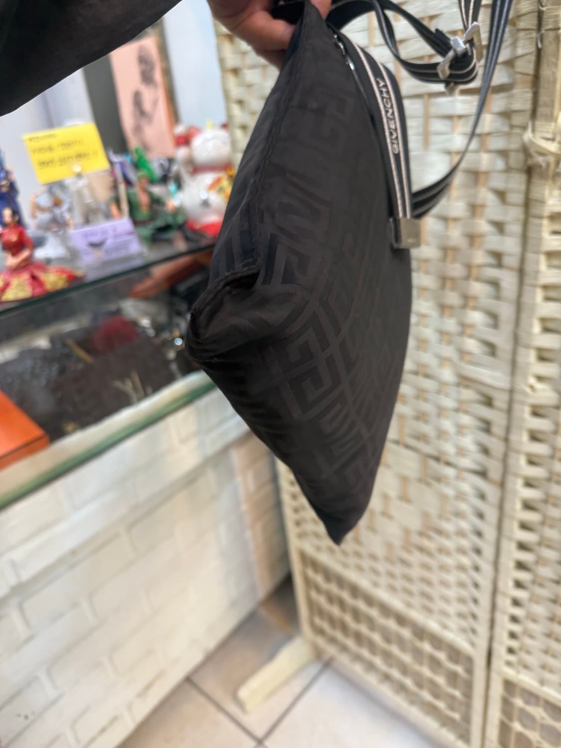 정품 지방시 로고 캔버스 크로스백 팝니다 상품이미지6