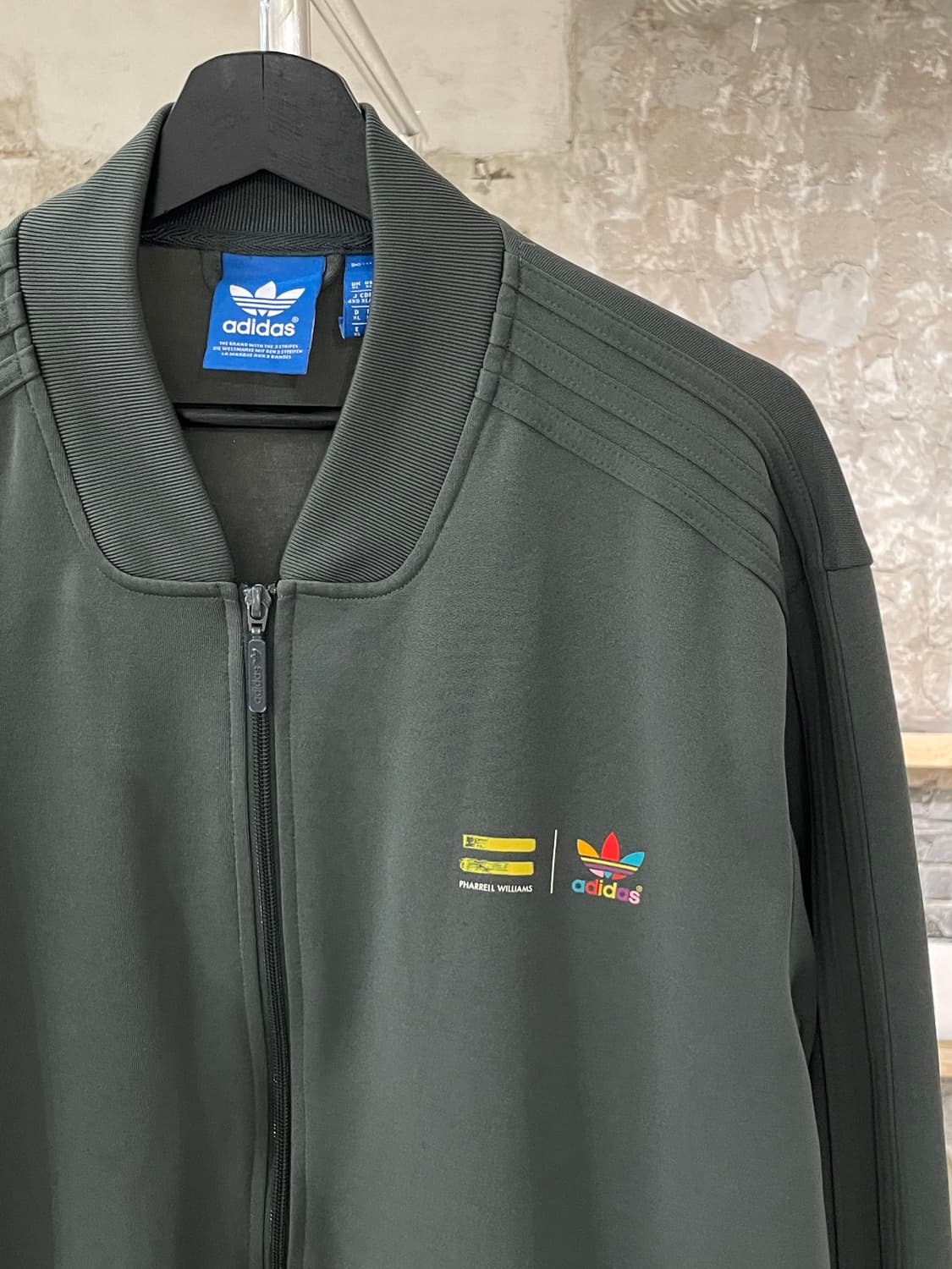 아디다스 x 퍼렐 윌리엄스 카키 파이어버드 트랙 자켓 상품이미지3