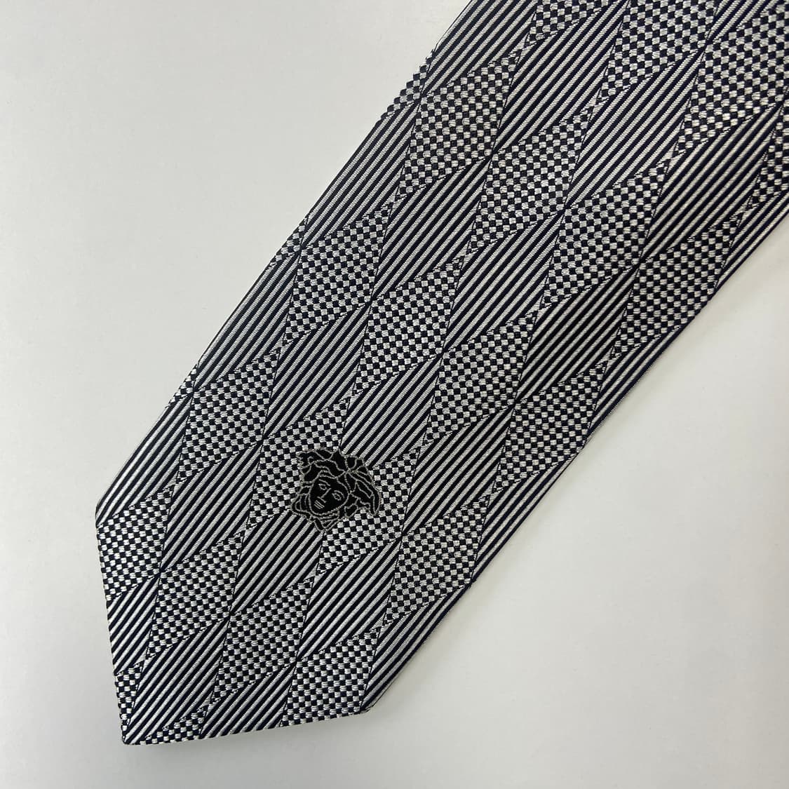 Versace 베르사체 정품 명품 심플로고 넥타이 7.6cm 상품이미지5