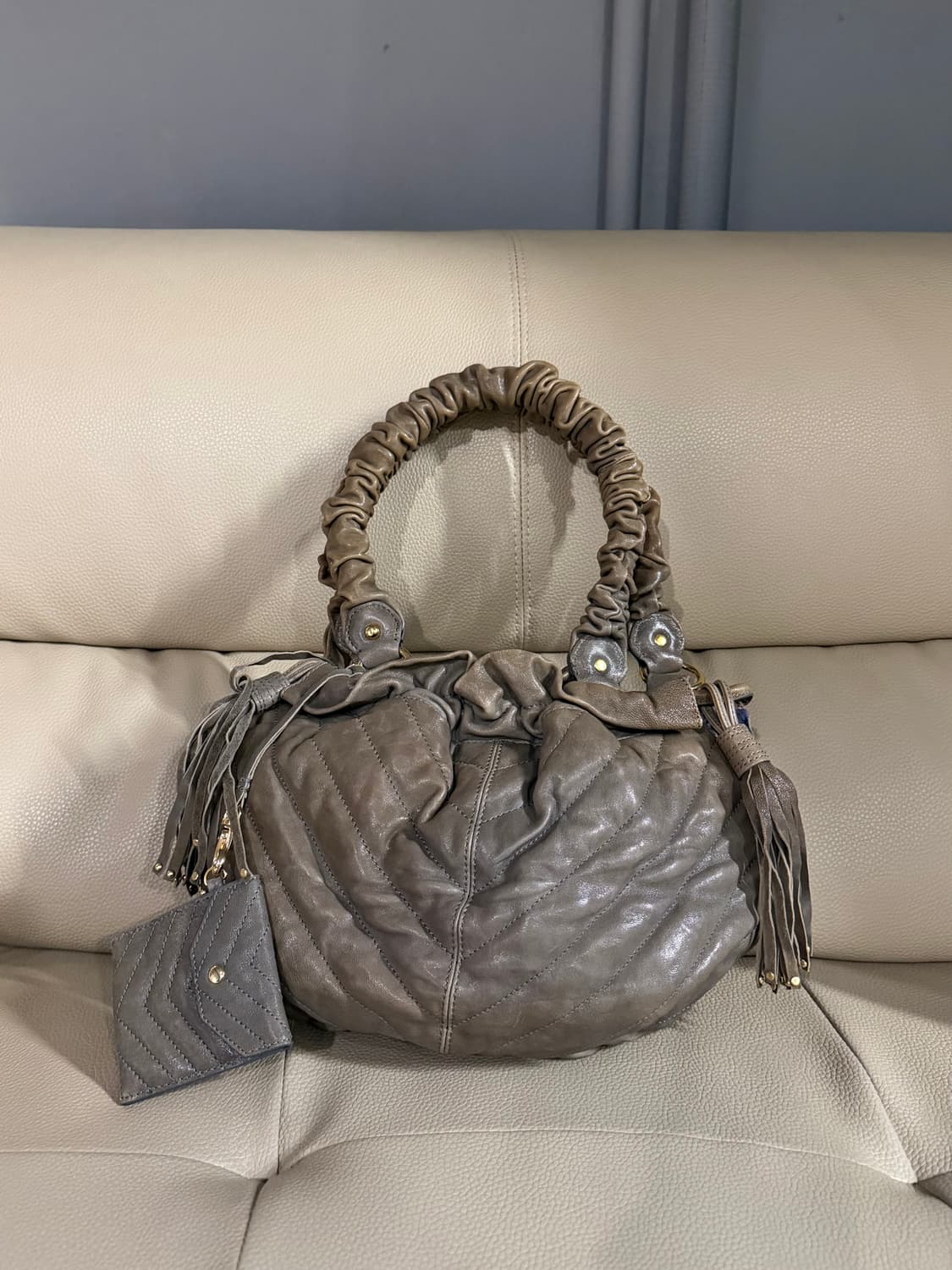 Distressed quilted detail tassel bag 상품이미지1