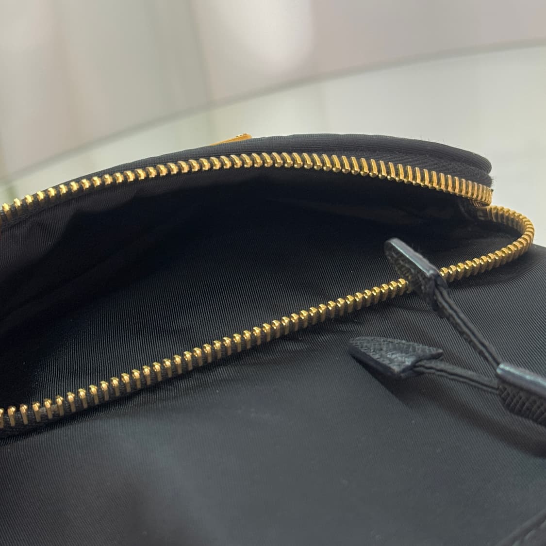 [정품] 프라다 삼각로고 리나일론 듀엣 버킷백 불략 골드 상품이미지6