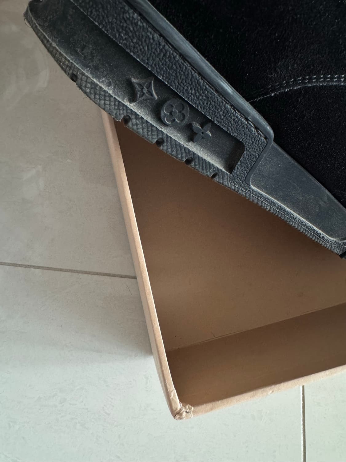 루이비통  스웨이드 스니커즈 상품이미지4