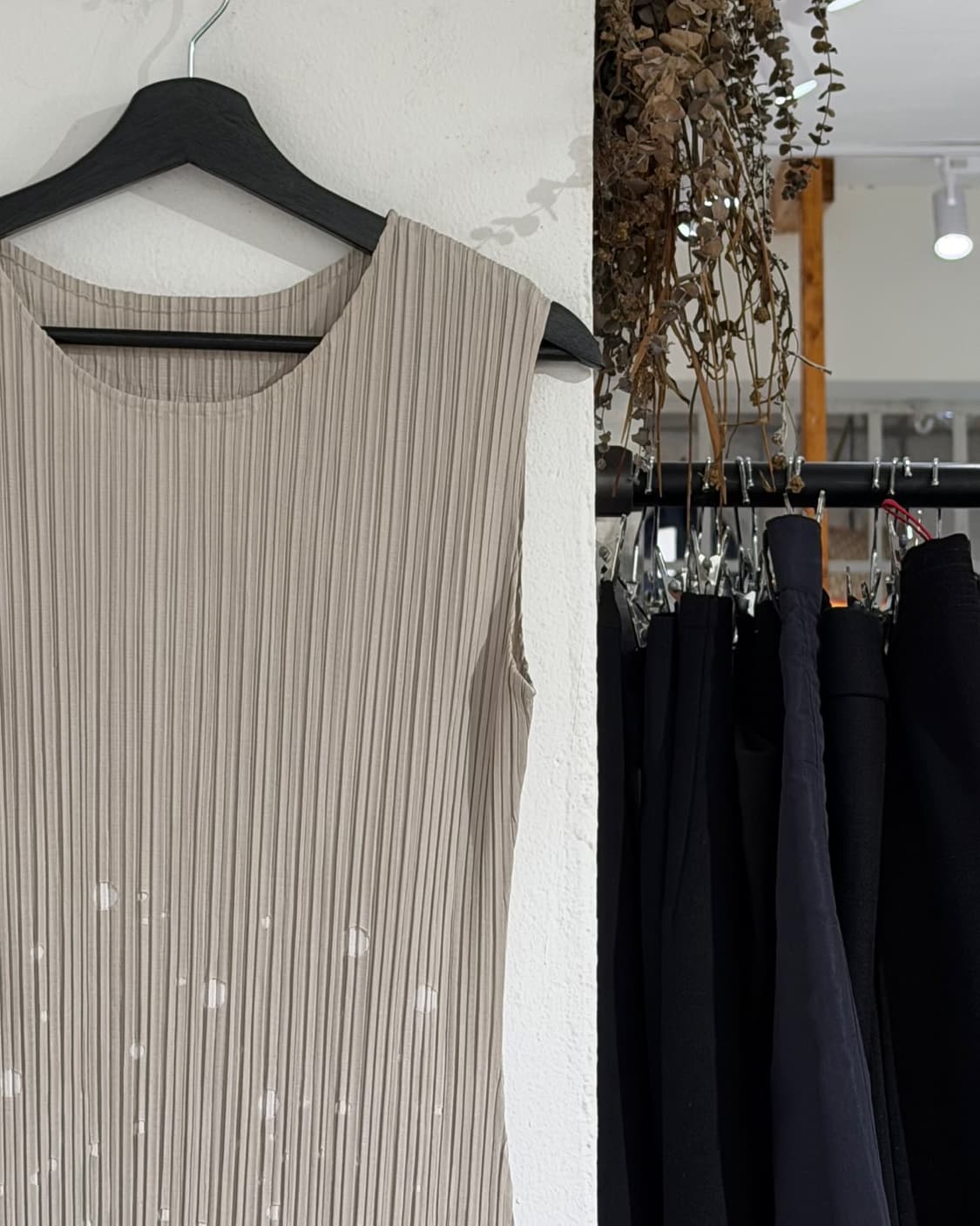 플리츠 플리즈 베이지 퍼포레이션 슬리브리스 드레스 상품이미지3