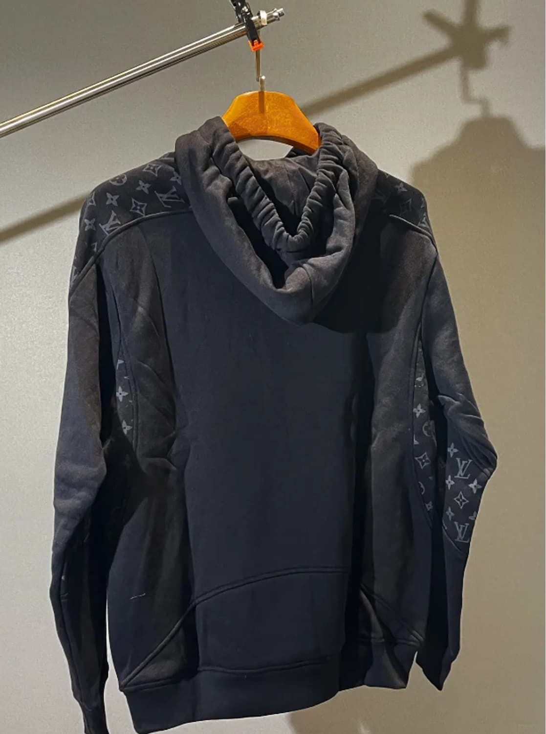 [정품] 루이비통 모노그램 패널 후드티 블랙 M
 상품이미지2