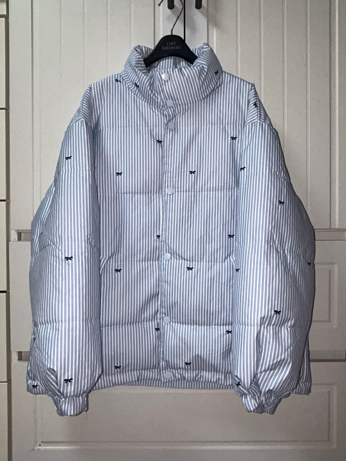 리본 스트라이프 스카이 블루 경량패딩 상품이미지1