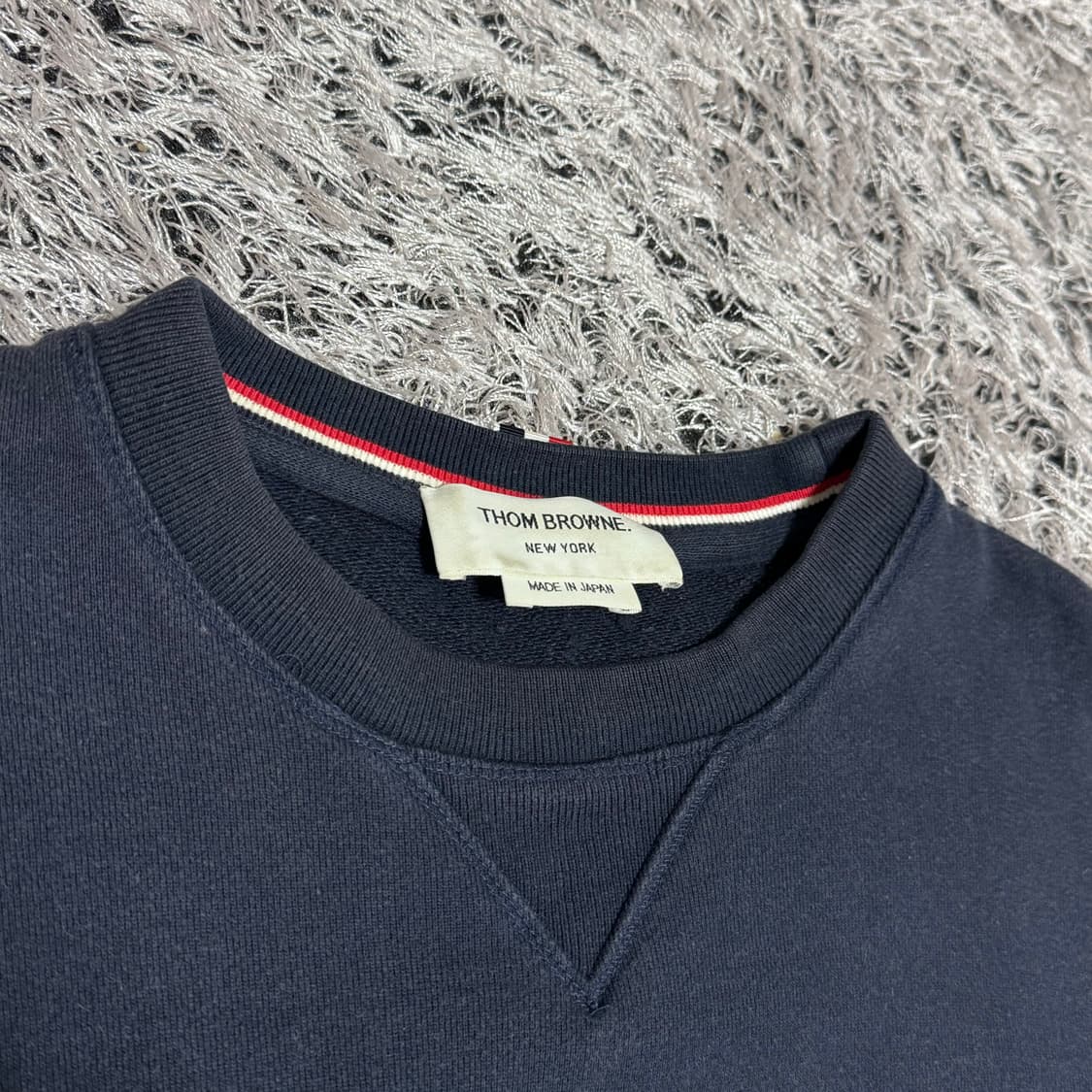 톰브라운 사선 완장 맨투맨 네이비 5 상품이미지6