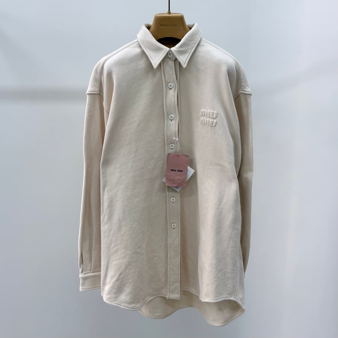 [S+급/오버핏S] 미우미우 자수 로고 오버 코튼 셔츠 상품이미지1