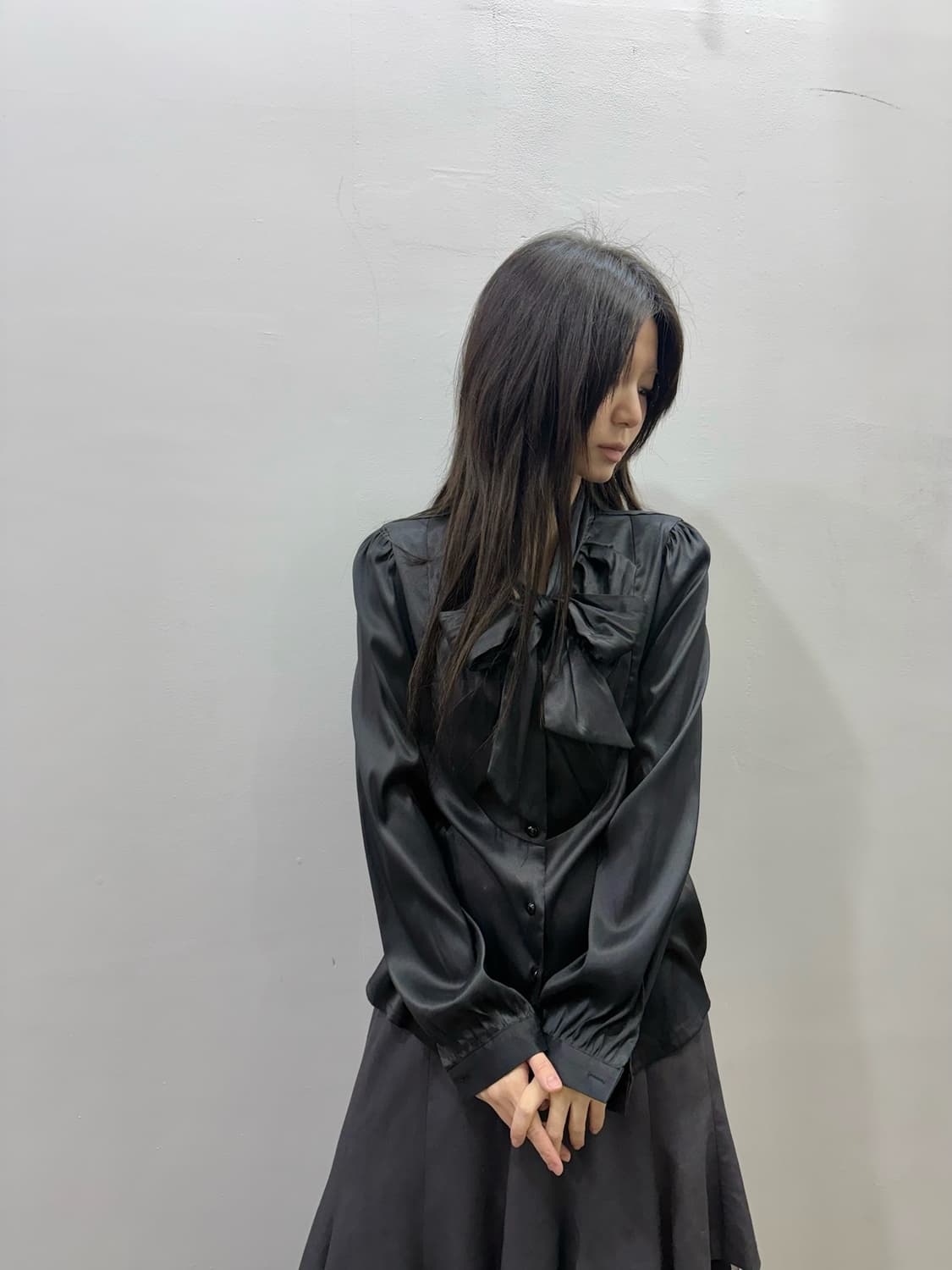 스트랩 리본 디테일 새틴 블라우스 상품이미지1