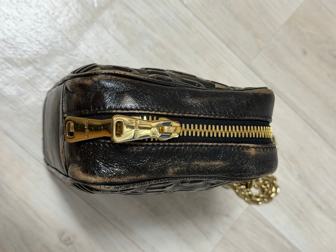 미우미우 엠보싱 로고 체인 숄더백 샌드커피 상품이미지7