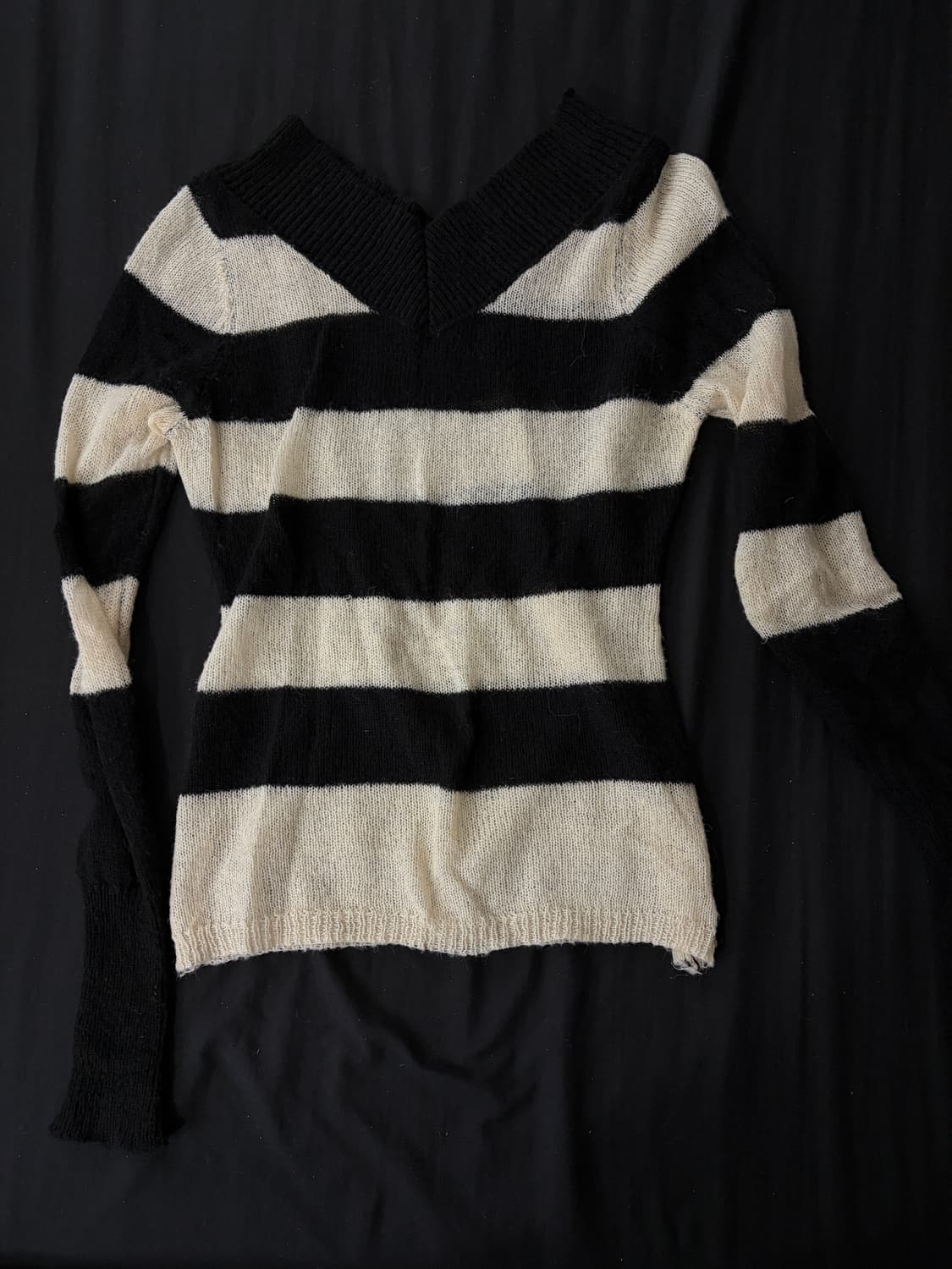 오프숄더 브이넥 니트 상품이미지1