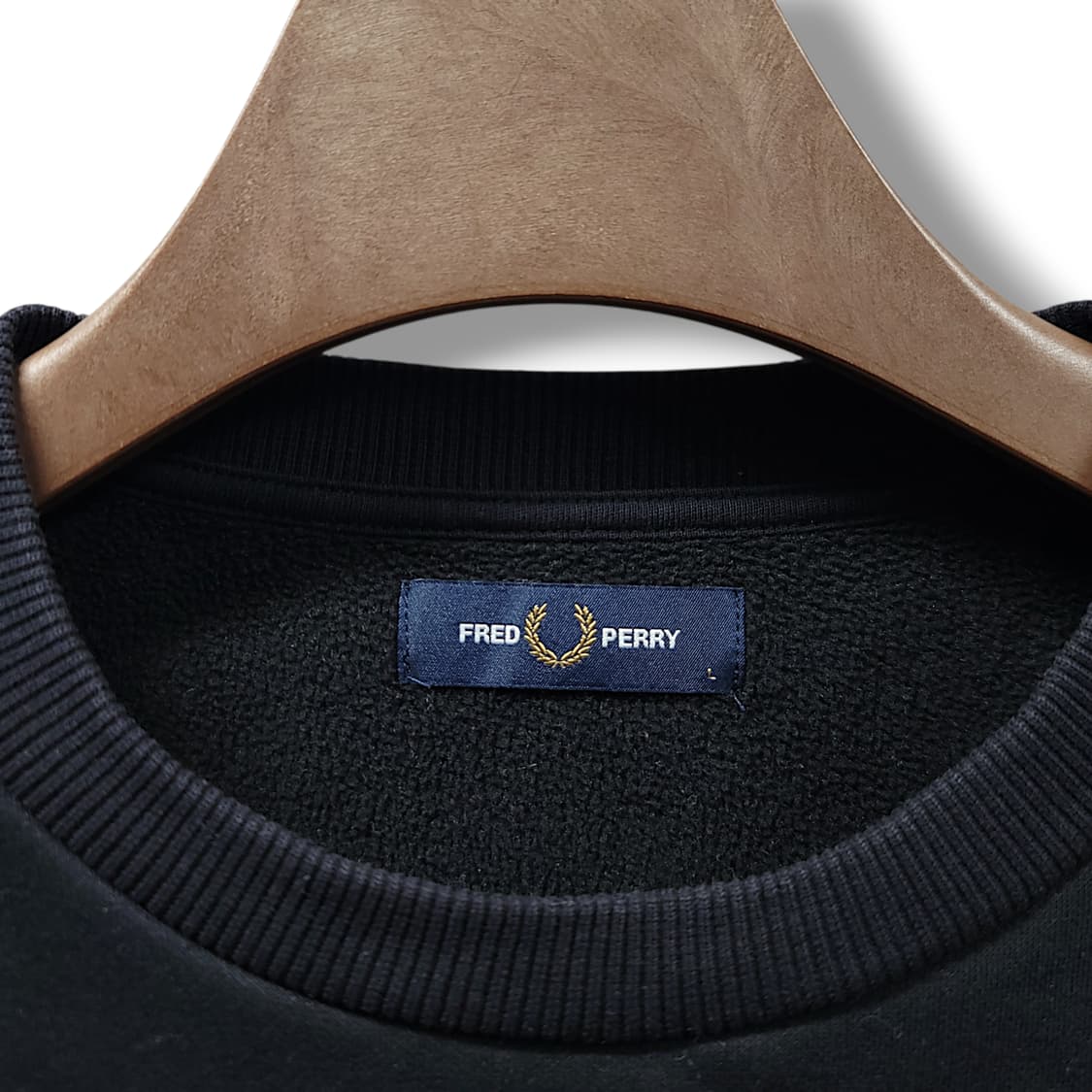 [L] 프레드페리 블랙 빅 자수 로고 기모 크루넥 맨투맨 상품이미지8