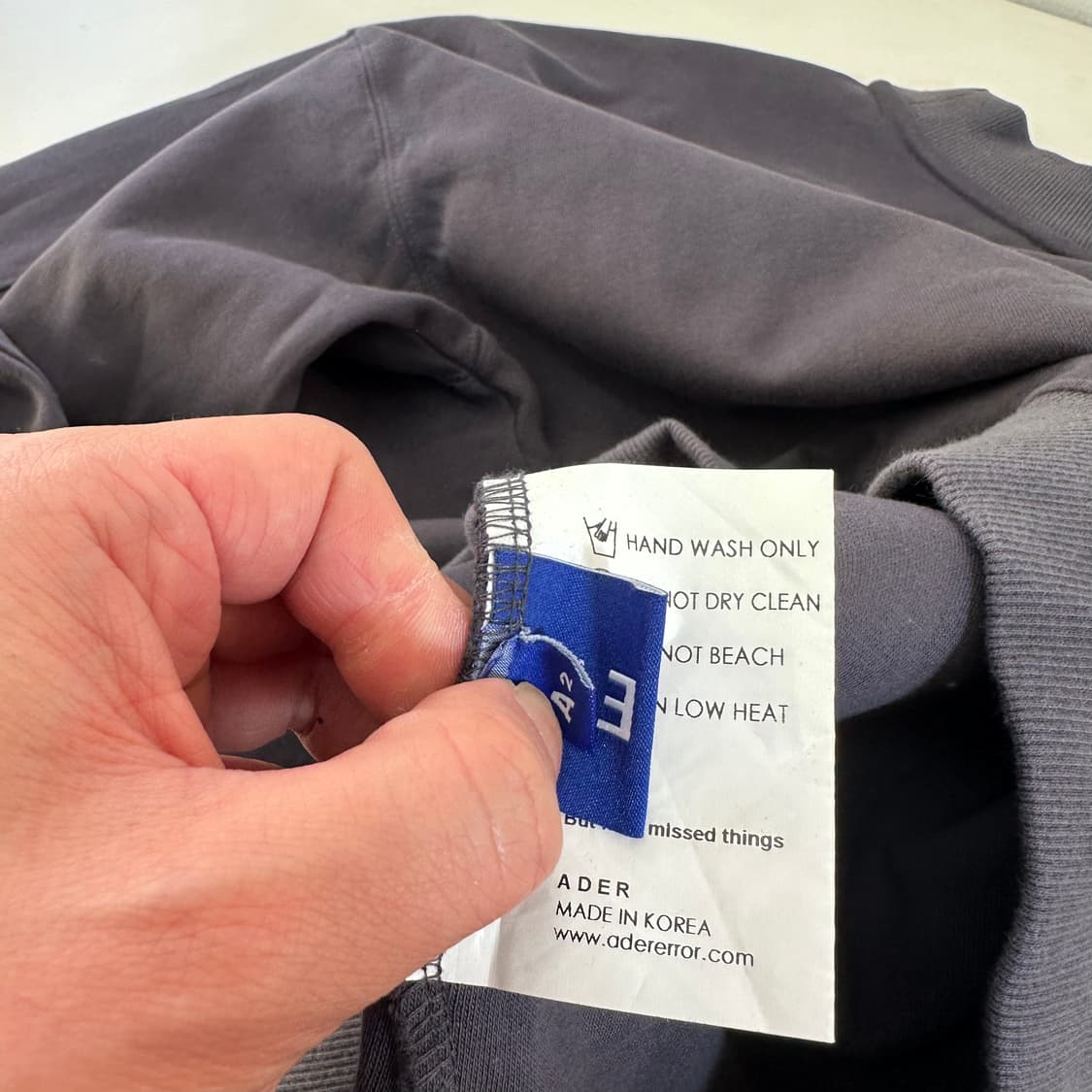 A2 아더에러 차콜 6주년 모크넥 맨투맨 상품이미지7