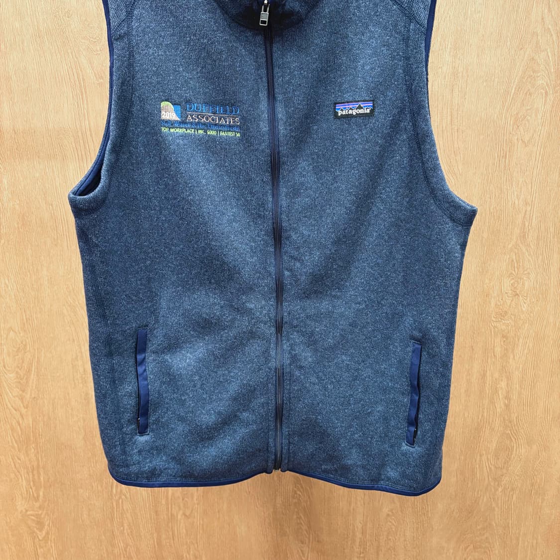 파타고니아 하이넥 플리스 베스트 집업 로고 패치 디테일 네이비 상품이미지5
