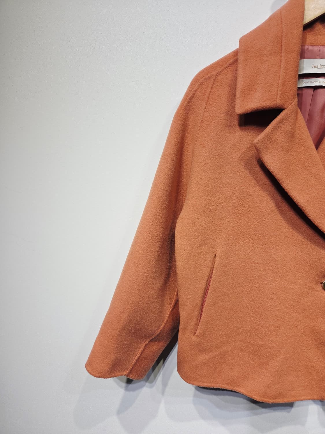 더아이잗(TheIzzat) 코랄 오버핏 캐시미어 숏코트_55 상품이미지3