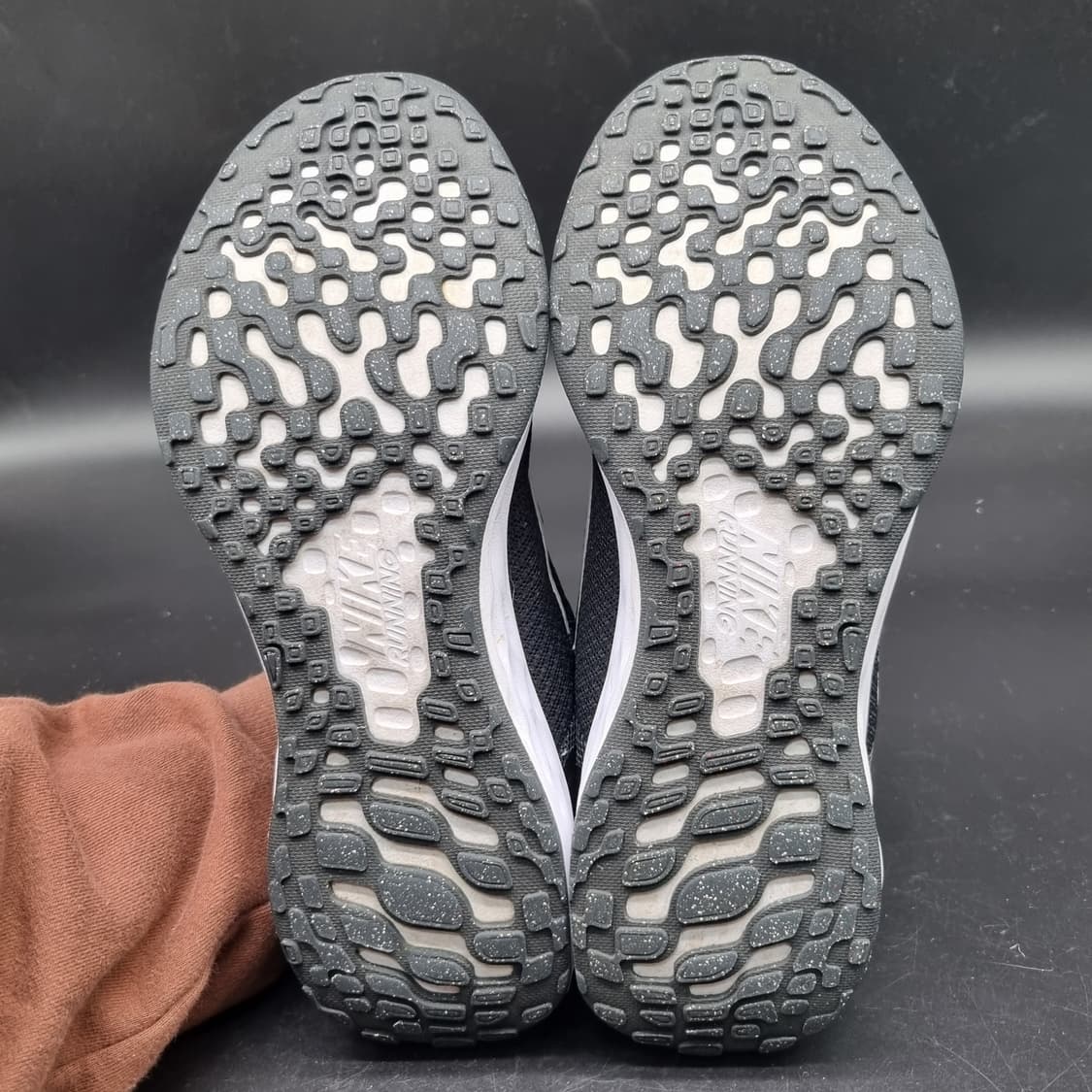 나이키 레볼루션6 운동화245 상품이미지3