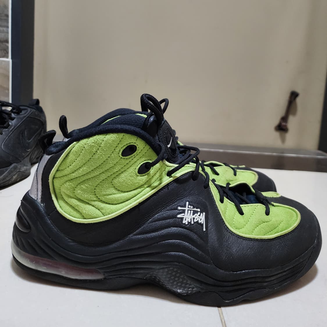 나이키 X 스투시 에어페니2 블랙라임 컬러 판매합니다 상품이미지4