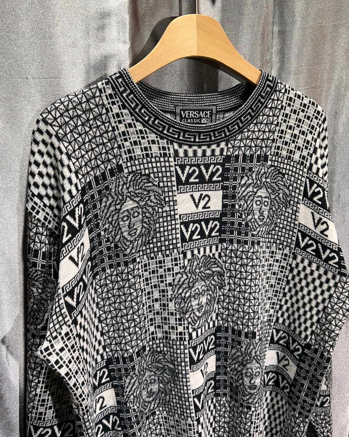 M 베르사체 Classic V2 메두사 자카드 패턴 니트 상품이미지4