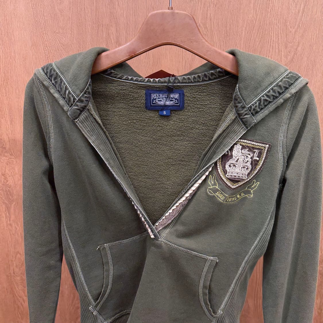 폴로 진스 컴퍼니 후드티 딥 브이 슬릿 크레스트 패치 디테일 슬림핏 카키 상품이미지4