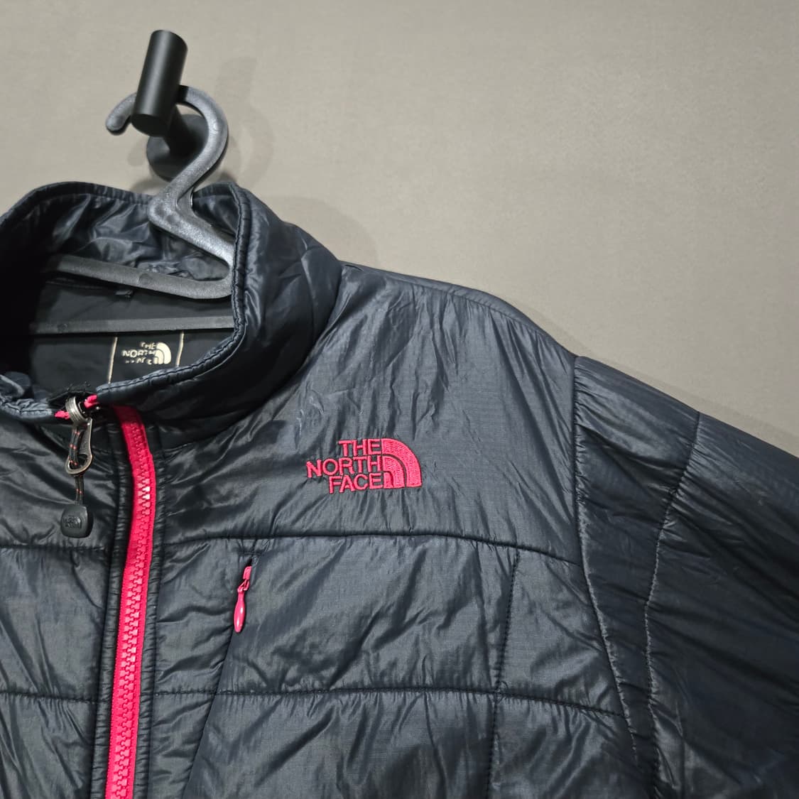노스페이스 TheNorthFace 경량 패딩 블랙 +핫핑크 포인트 점퍼 상품이미지2