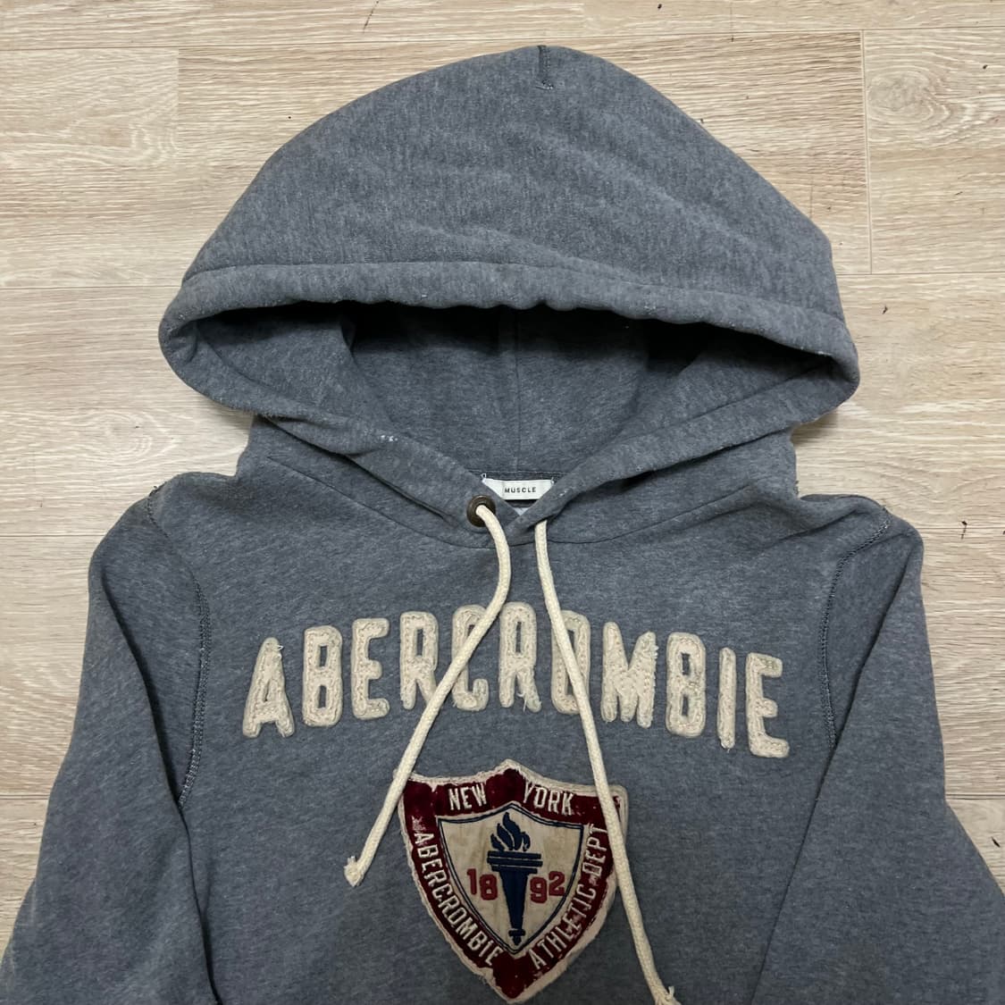 아베크롬비 자수 빅로고 데미지드 기모 후드티 [그레이] M/95 상품이미지2